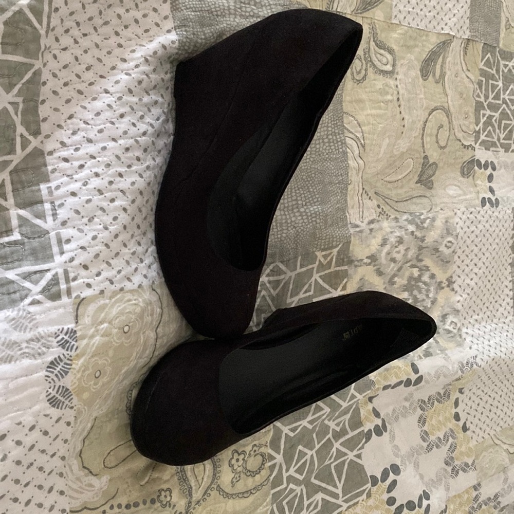 Black Wedges